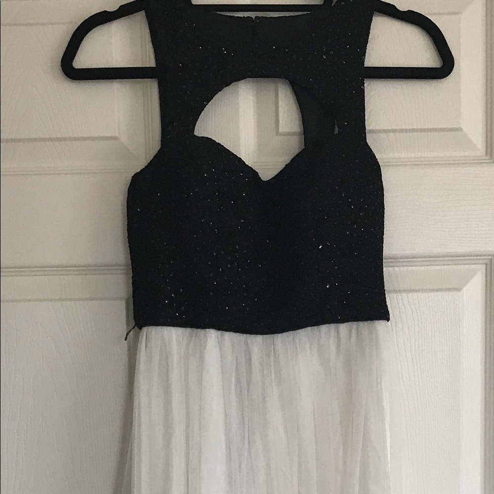 Stunning black & white dress😍